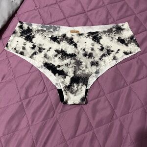 NWT VICTORIA’S SECRET PINK CHEEKSTER SIZE XL IN COLOR BLACK TIE-DYE